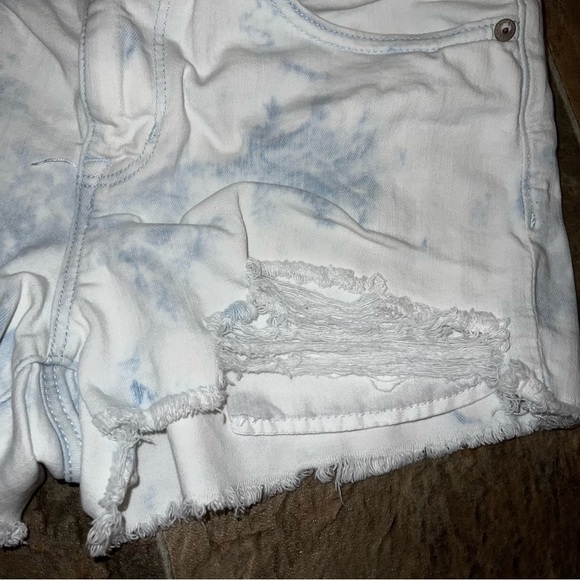 American Eagle Light Acid Wash High Rise Distressed Denim Shorts Size 8 - Picture 7 of 12